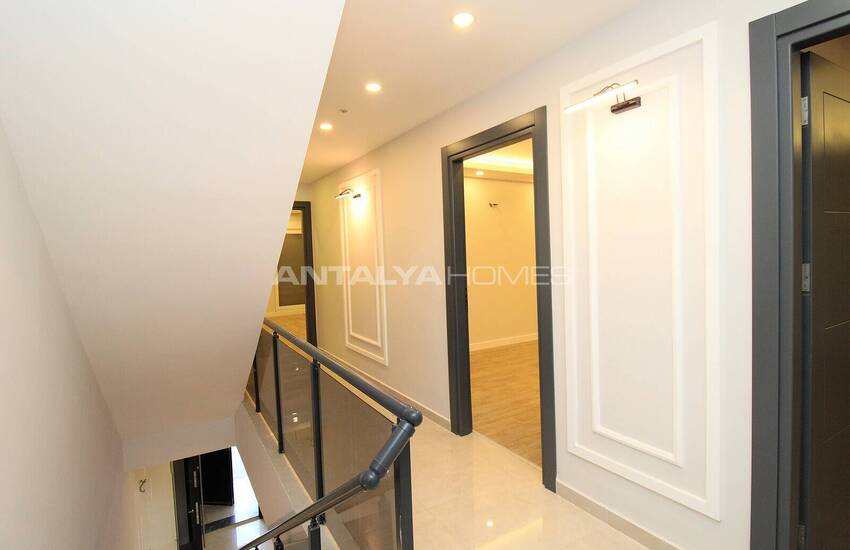 Lara'da Bahçeli ve Havuzlu Müstakil Yaşama Uygun Lüks Villa 32