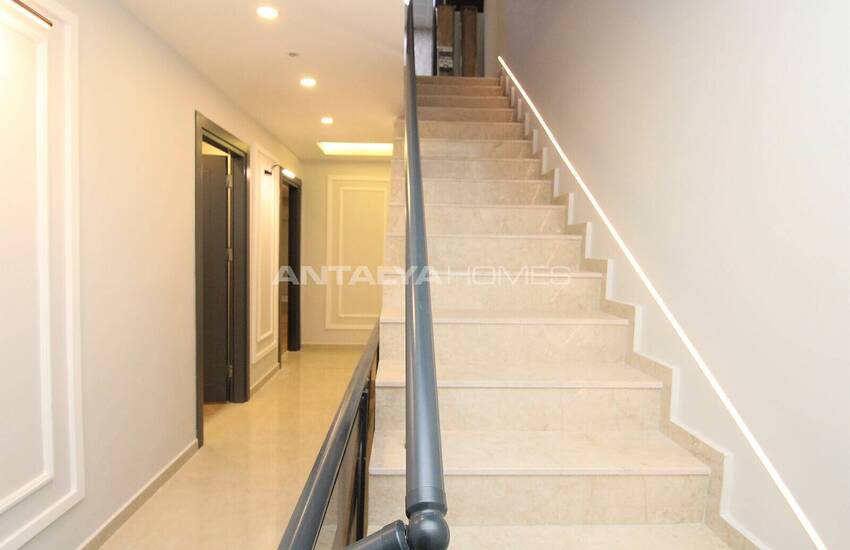 Lara'da Bahçeli ve Havuzlu Müstakil Yaşama Uygun Lüks Villa 33