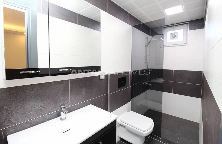 Lara'da Bahçeli ve Havuzlu Müstakil Yaşama Uygun Lüks Villa 36