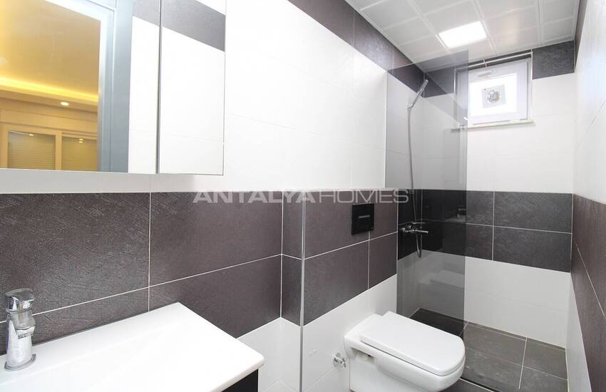 Lara'da Bahçeli ve Havuzlu Müstakil Yaşama Uygun Lüks Villa 37