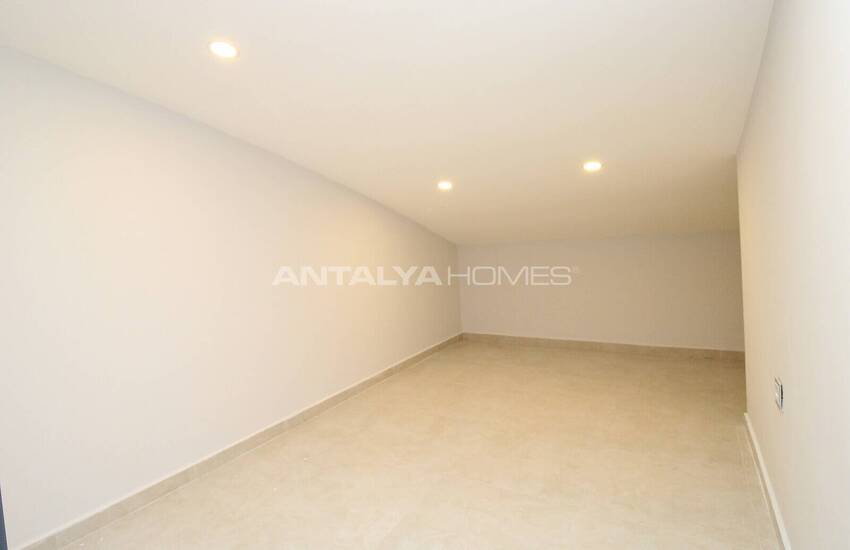 Lara'da Bahçeli ve Havuzlu Müstakil Yaşama Uygun Lüks Villa 41