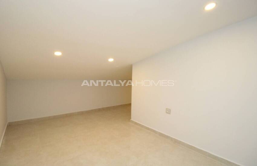 Lara'da Bahçeli ve Havuzlu Müstakil Yaşama Uygun Lüks Villa 42