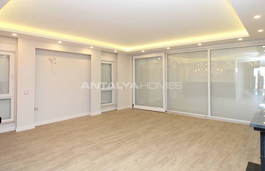 Lara'da Bahçeli ve Havuzlu Müstakil Yaşama Uygun Lüks Villa 16