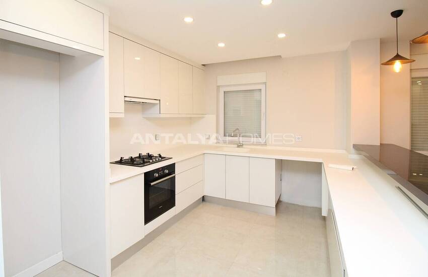 Lara'da Bahçeli ve Havuzlu Müstakil Yaşama Uygun Lüks Villa 17