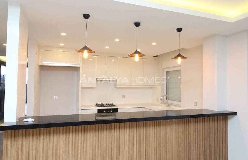 Lara'da Bahçeli ve Havuzlu Müstakil Yaşama Uygun Lüks Villa 18