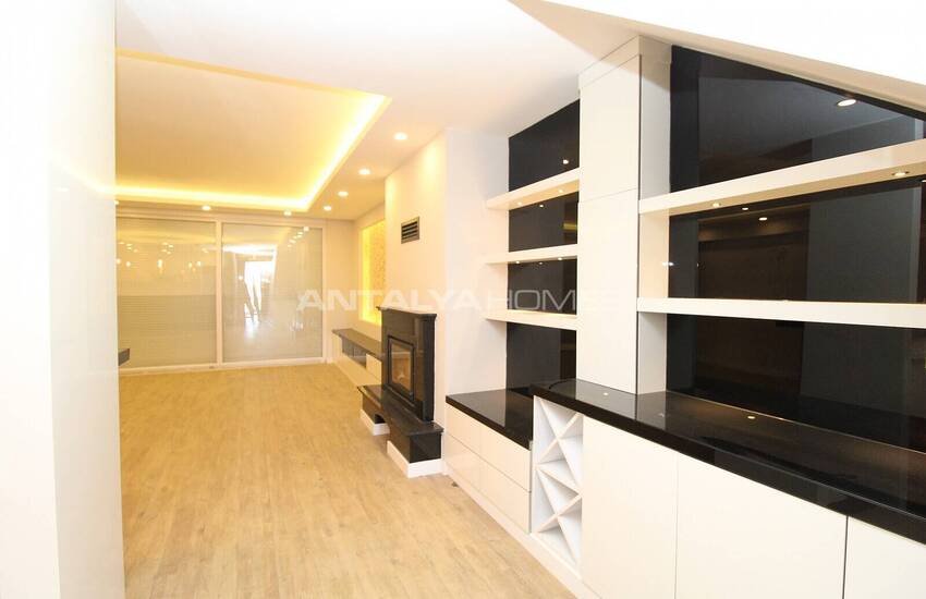 Lara'da Bahçeli ve Havuzlu Müstakil Yaşama Uygun Lüks Villa 19