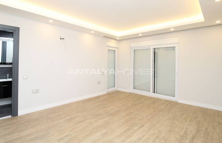 Lara'da Bahçeli ve Havuzlu Müstakil Yaşama Uygun Lüks Villa 22