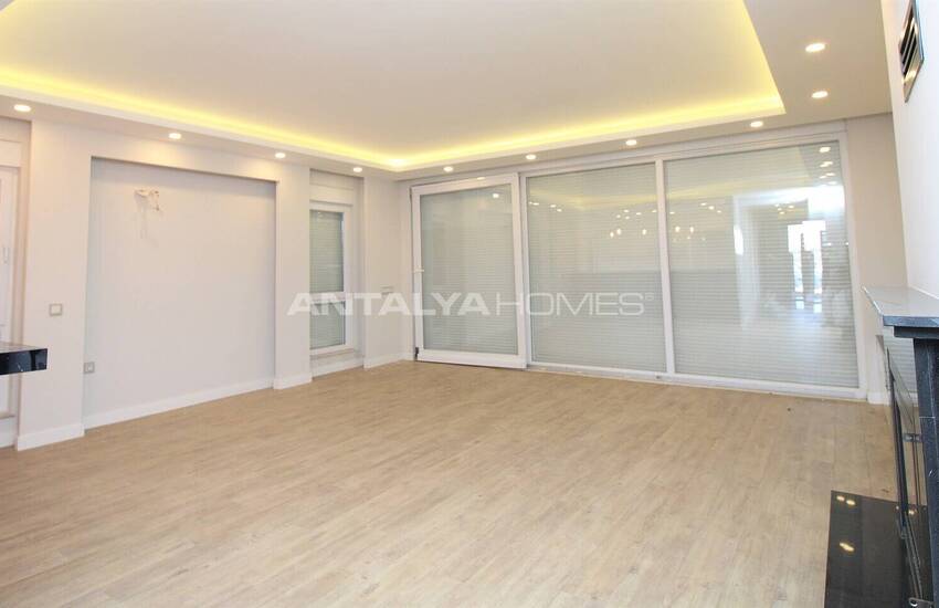 Lara'da Bahçeli ve Havuzlu Müstakil Yaşama Uygun Lüks Villa 13