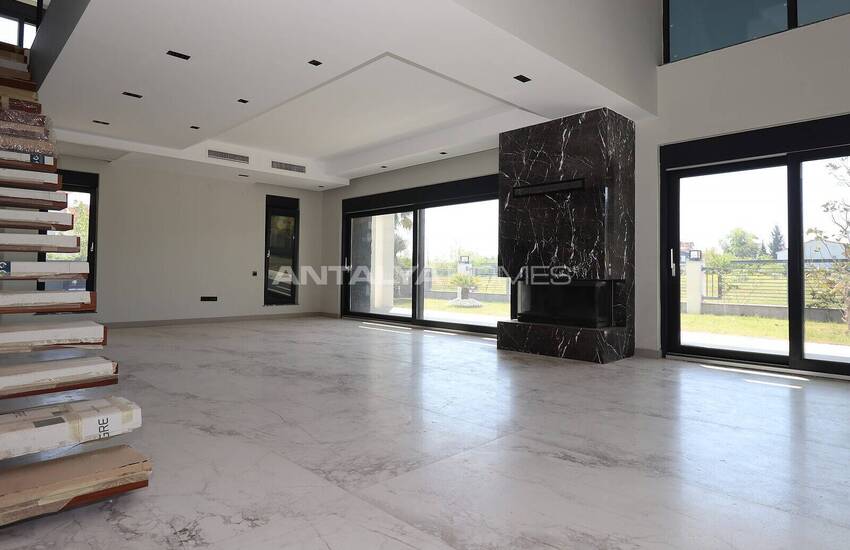 Döşemealtı'nda Özel Havuzlu ve Bahçeli Taşınmaya Hazır Villa 12