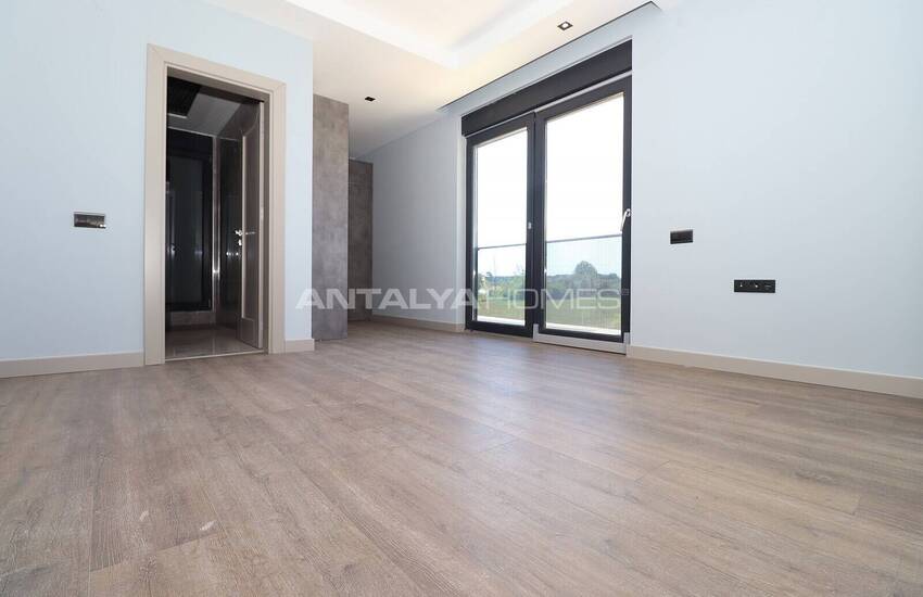 Döşemealtı'nda Özel Havuzlu ve Bahçeli Taşınmaya Hazır Villa 25