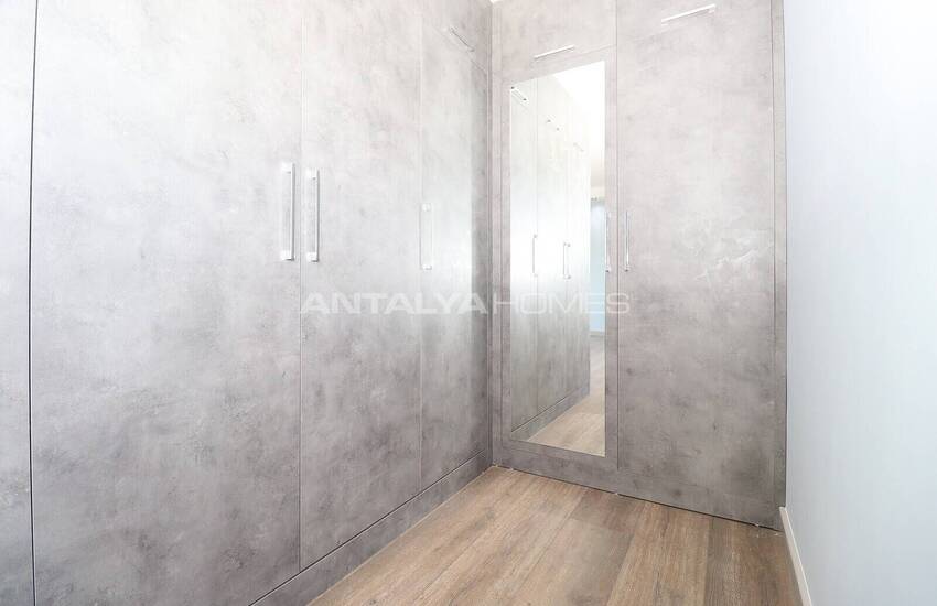 Döşemealtı'nda Özel Havuzlu ve Bahçeli Taşınmaya Hazır Villa 28