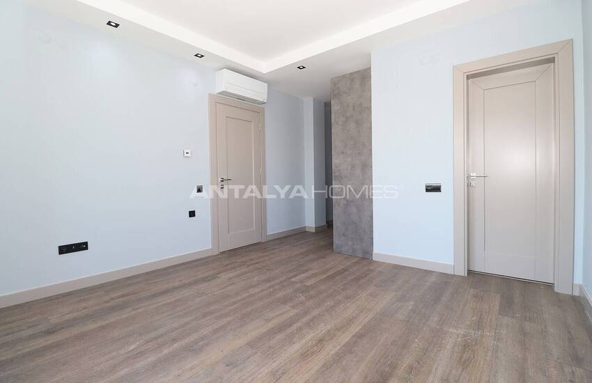 Döşemealtı'nda Özel Havuzlu ve Bahçeli Taşınmaya Hazır Villa 30