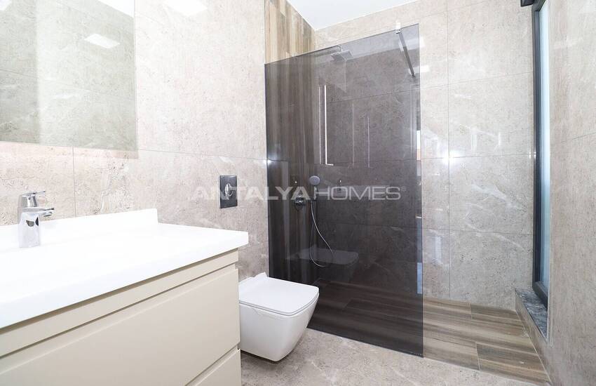 Döşemealtı'nda Özel Havuzlu ve Bahçeli Taşınmaya Hazır Villa 31