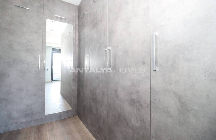 Döşemealtı'nda Özel Havuzlu ve Bahçeli Taşınmaya Hazır Villa 32