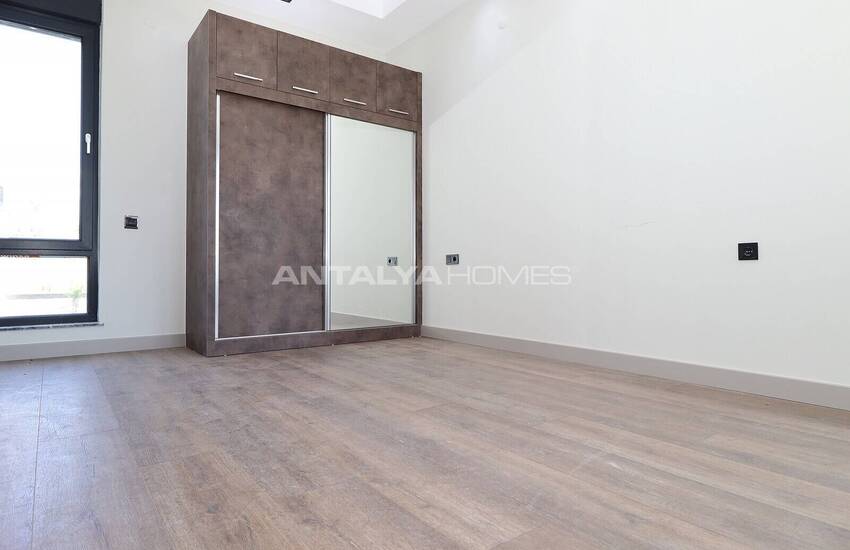 Döşemealtı'nda Özel Havuzlu ve Bahçeli Taşınmaya Hazır Villa 33