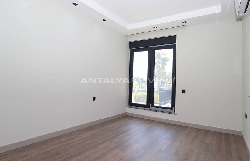 Döşemealtı'nda Özel Havuzlu ve Bahçeli Taşınmaya Hazır Villa 34