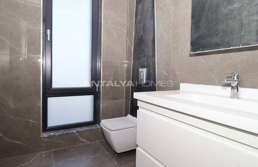 Döşemealtı'nda Özel Havuzlu ve Bahçeli Taşınmaya Hazır Villa 35