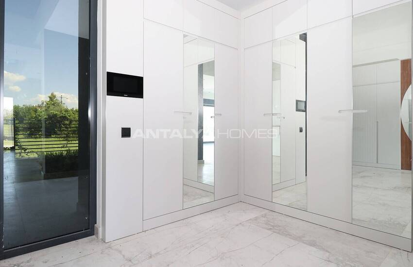 Döşemealtı'nda Özel Havuzlu ve Bahçeli Taşınmaya Hazır Villa 36