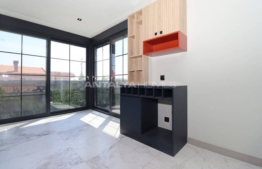 Döşemealtı'nda Özel Havuzlu ve Bahçeli Taşınmaya Hazır Villa 39