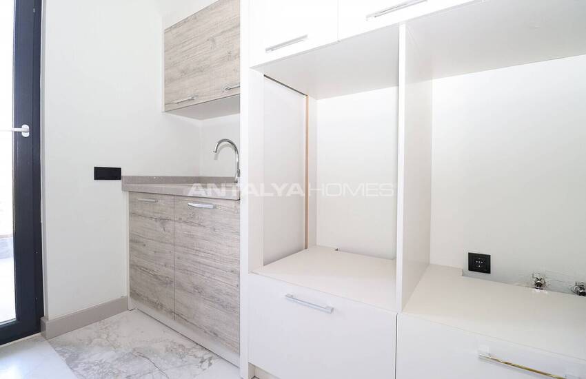 Döşemealtı'nda Özel Havuzlu ve Bahçeli Taşınmaya Hazır Villa 40