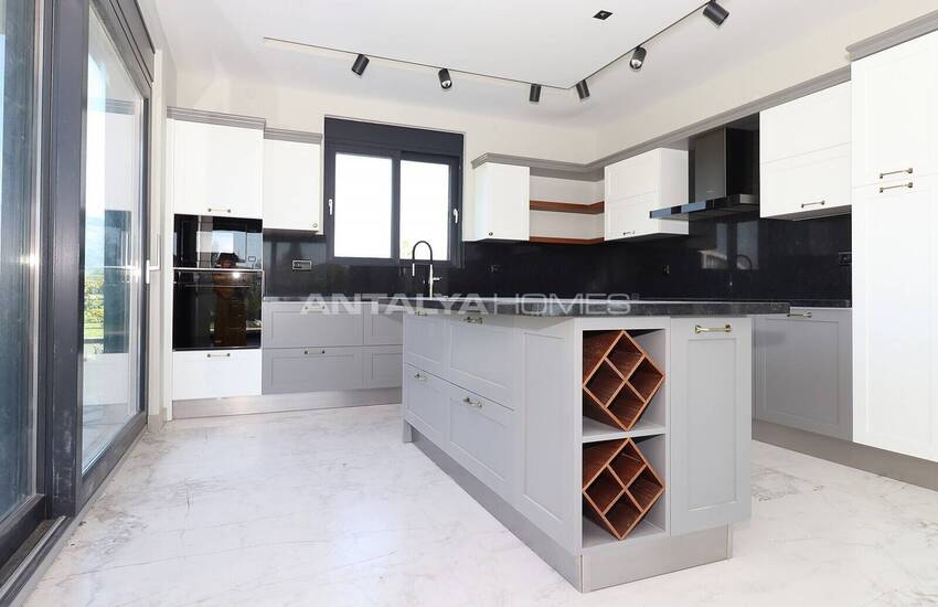 Döşemealtı'nda Özel Havuzlu ve Bahçeli Taşınmaya Hazır Villa 14