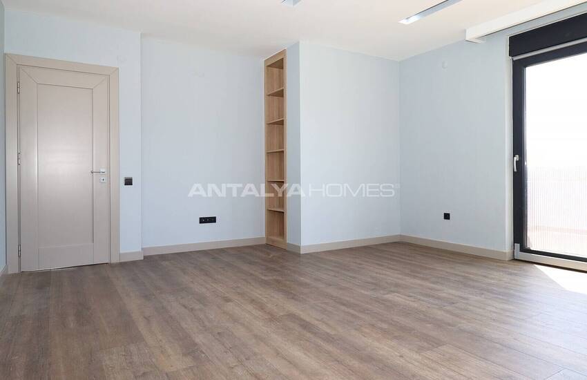 Döşemealtı'nda Özel Havuzlu ve Bahçeli Taşınmaya Hazır Villa 18