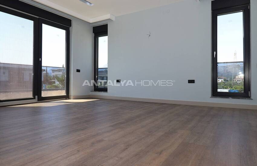 Döşemealtı'nda Özel Havuzlu ve Bahçeli Taşınmaya Hazır Villa 19