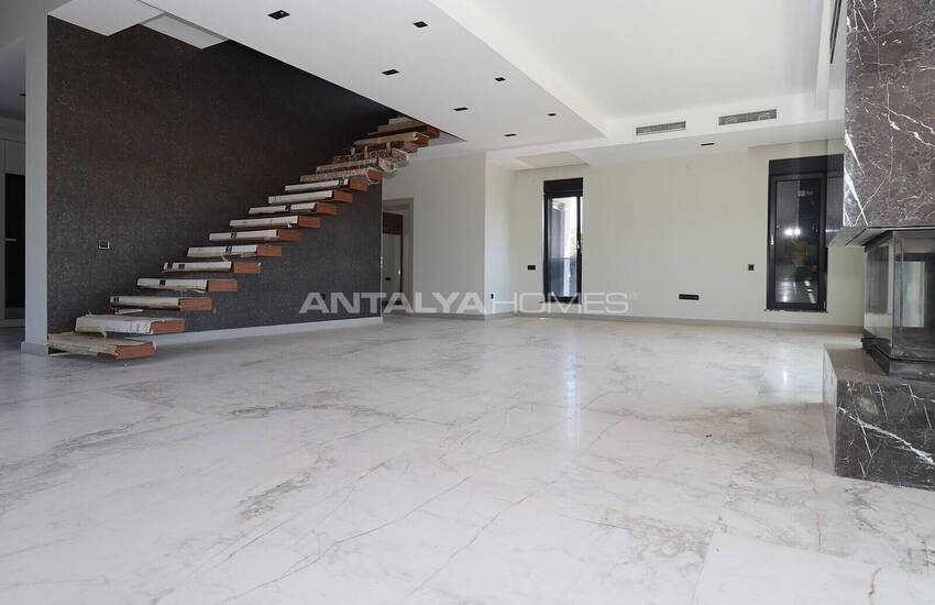 Döşemealtı'nda Özel Havuzlu ve Bahçeli Taşınmaya Hazır Villa 11