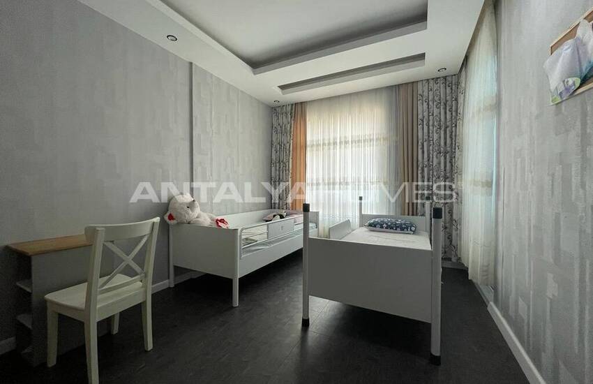 5-bedroom Well-maintained Flat Near the Sea in Antalya 27