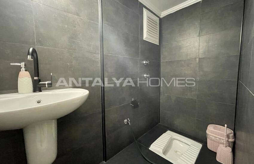 5-bedroom Well-maintained Flat Near the Sea in Antalya 36