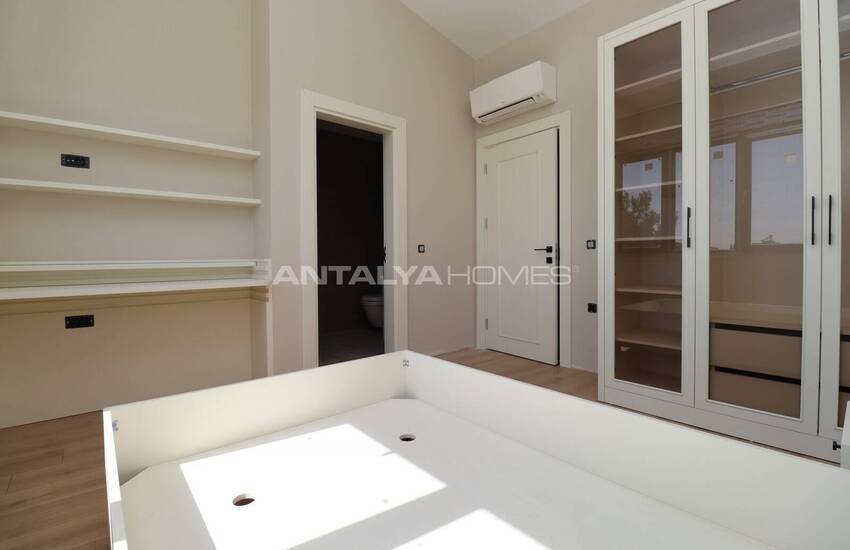 Antalya Döşemealtı'nda Sakin Bölgede Havuzlu Şık Villa 17