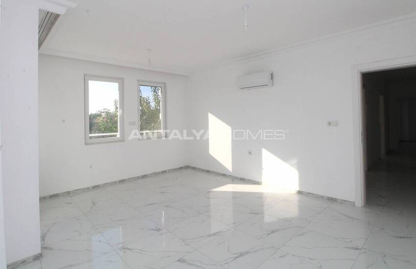 Centrally Located Building in Belek with a Store and 4 Flats 8