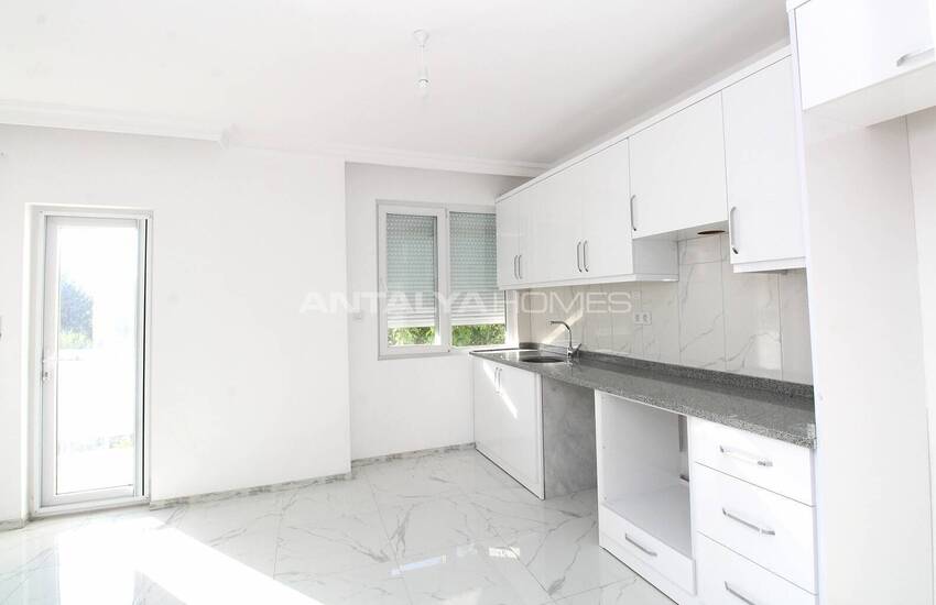 Centrally Located Building in Belek with a Store and 4 Flats 9