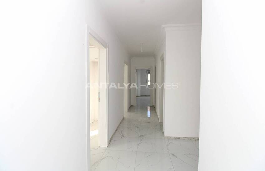 Centrally Located Building in Belek with a Store and 4 Flats 16
