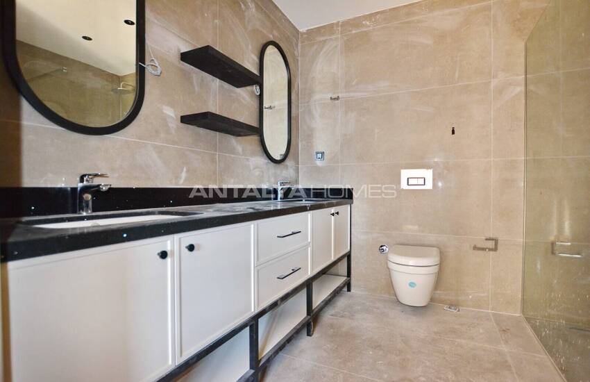 Antalya Konyaaltı'nda Özel Havuzlu ve Bahçeli 5+1 Ev 13