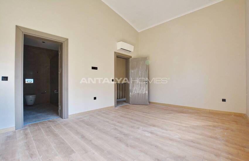 Antalya Konyaaltı'nda Özel Havuzlu ve Bahçeli 5+1 Ev 15