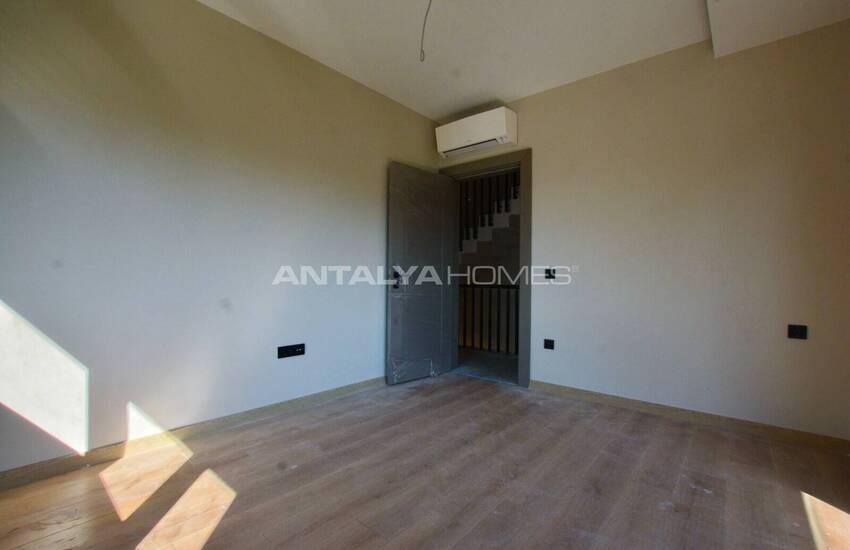 Antalya Konyaaltı'nda Özel Havuzlu ve Bahçeli 5+1 Ev 16