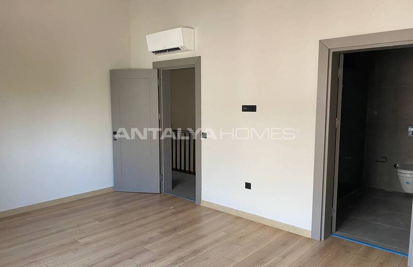 Antalya Konyaaltı'nda Özel Havuzlu ve Bahçeli 5+1 Ev 18