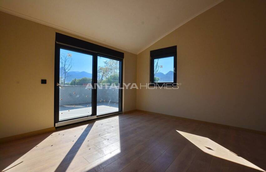 Antalya Konyaaltı'nda Özel Havuzlu ve Bahçeli 5+1 Ev 26