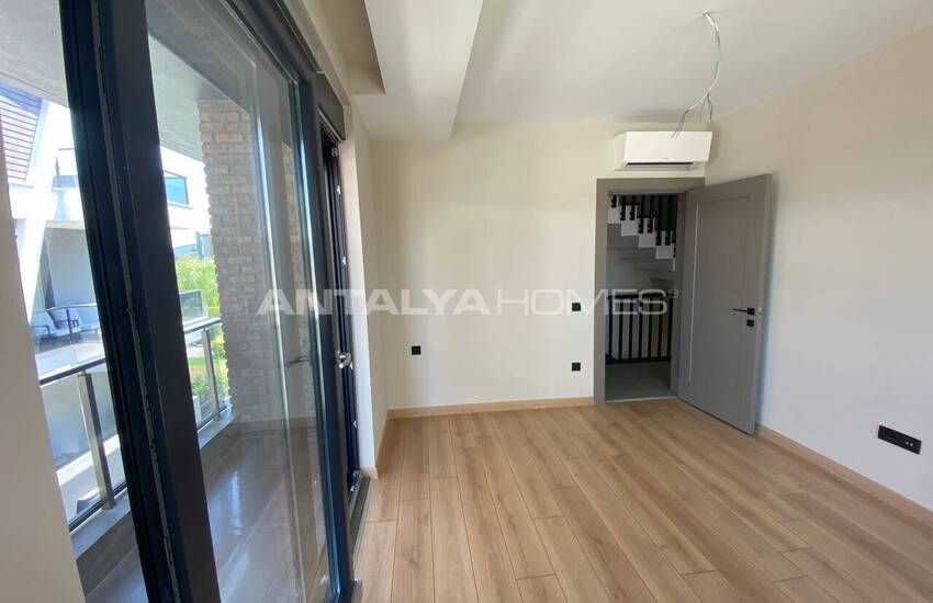 Antalya Konyaaltı'nda Özel Havuzlu ve Bahçeli 5+1 Ev 12