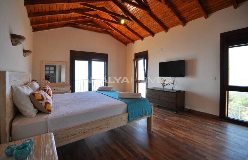 Antalya Kaş'ta 2 Yatak Odalı ve Geniş Tasarımlı Villa 11