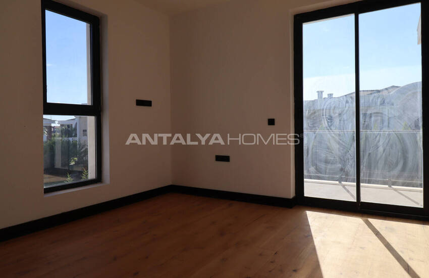 Antalya Döşemealtı'nda Geniş Bahçeli ve Yüksek Tavanlı Villalar 45