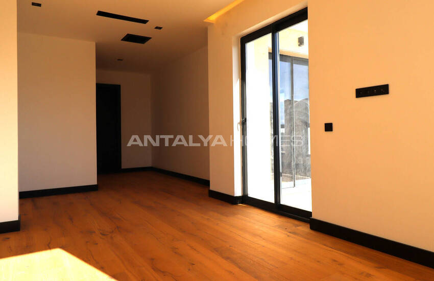 Antalya Döşemealtı'nda Geniş Bahçeli ve Yüksek Tavanlı Villalar 48
