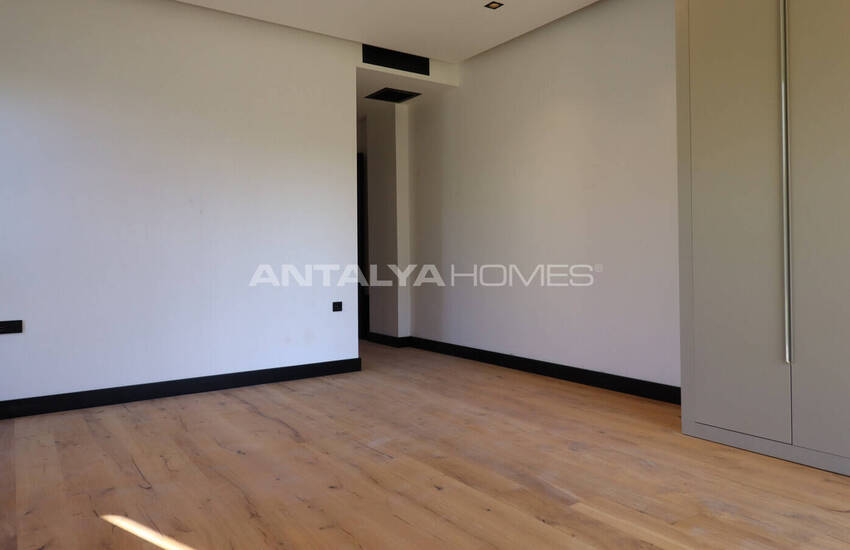 Antalya Döşemealtı'nda Geniş Bahçeli ve Yüksek Tavanlı Villalar 40