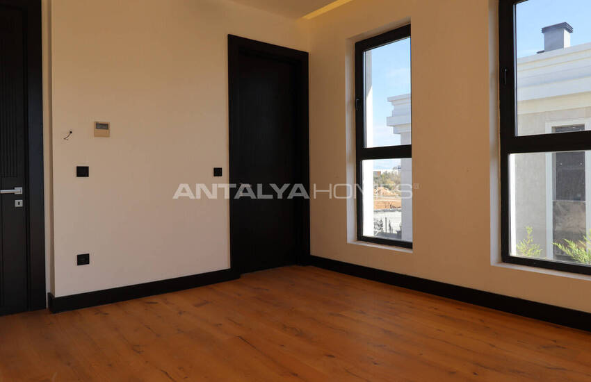 Antalya Döşemealtı'nda Geniş Bahçeli ve Yüksek Tavanlı Villalar 44