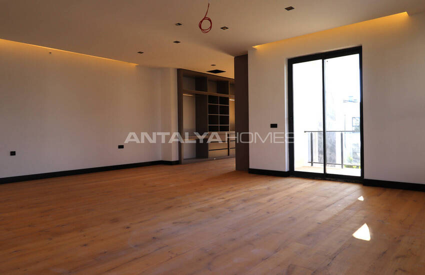 Antalya Döşemealtı'nda Geniş Bahçeli ve Yüksek Tavanlı Villalar 37