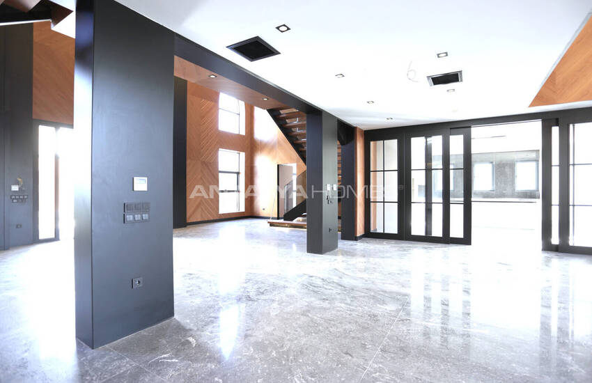 Antalya Döşemealtı'nda Geniş Bahçeli ve Yüksek Tavanlı Villalar 34