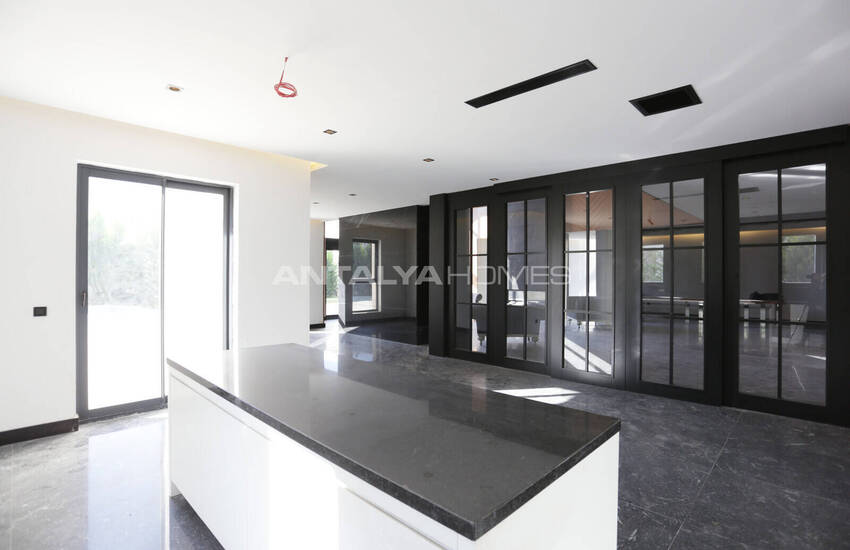 Antalya Döşemealtı'nda Geniş Bahçeli ve Yüksek Tavanlı Villalar 31