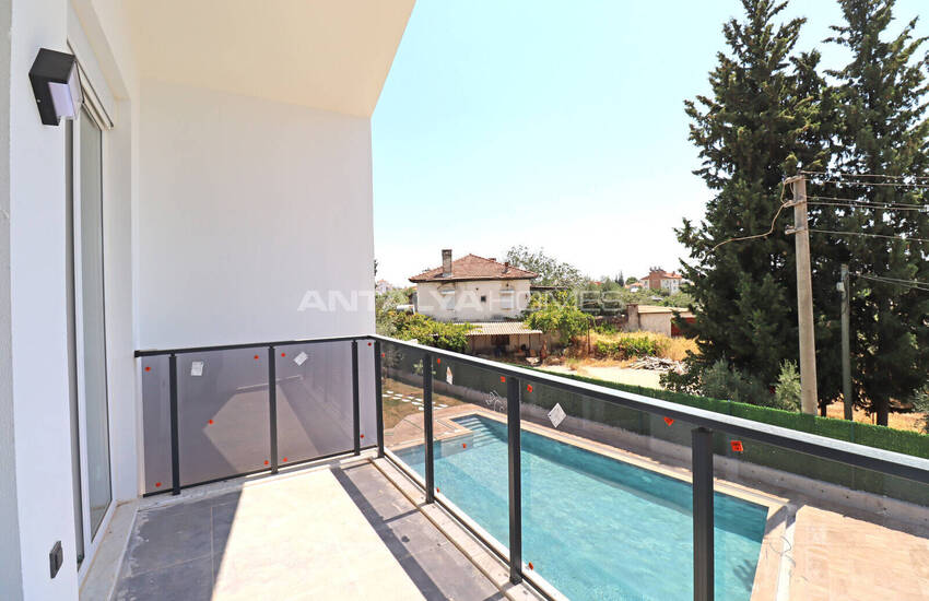 Antalya Döşemealtı'nda Olanaklara Yakın Yarı Müstakil Villa 14