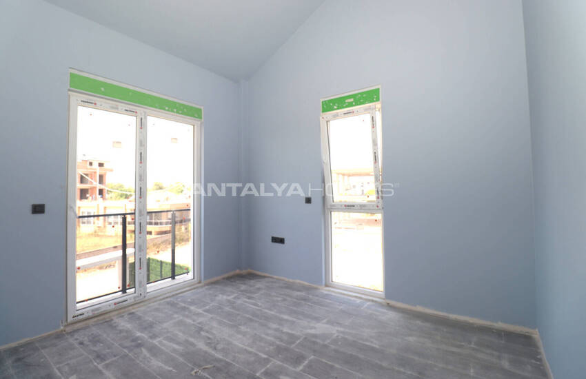 Antalya Döşemealtı'nda Olanaklara Yakın Yarı Müstakil Villa 11